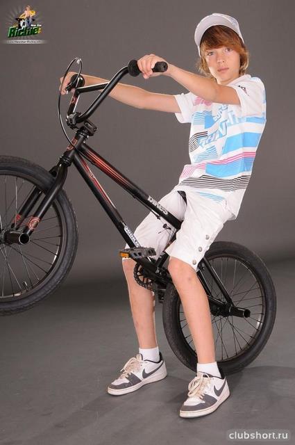 1721_teenager-with-bicycle-02.jpg